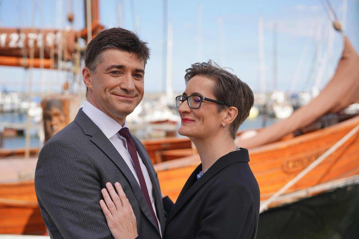 Hey #coronatagebuch , vor 13 Wo steckte @reinholdmdb mich mit #Corona 🦠an. Mir geht es wieder gut, während er noch viel müde ist. Heute kam er in eine Verkehrskontrolle in #coronadeutschland . Die👮🏽‍♂️👮‍♂️erkundigten sich nach seinem Gesundheitszustand. Das war nett. #polizeifamilie