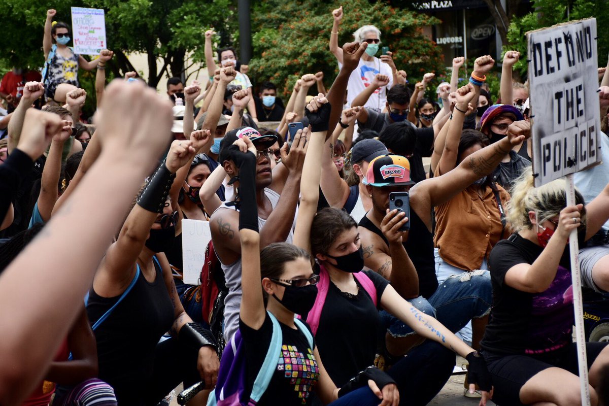 THIS IS SAN ANTONIO: Peaceful demonstrators kneel with their fists raised outside of the courthouse downtown on Sunday afternoon.

Live video and full updates: kens5.com/article/news/p…