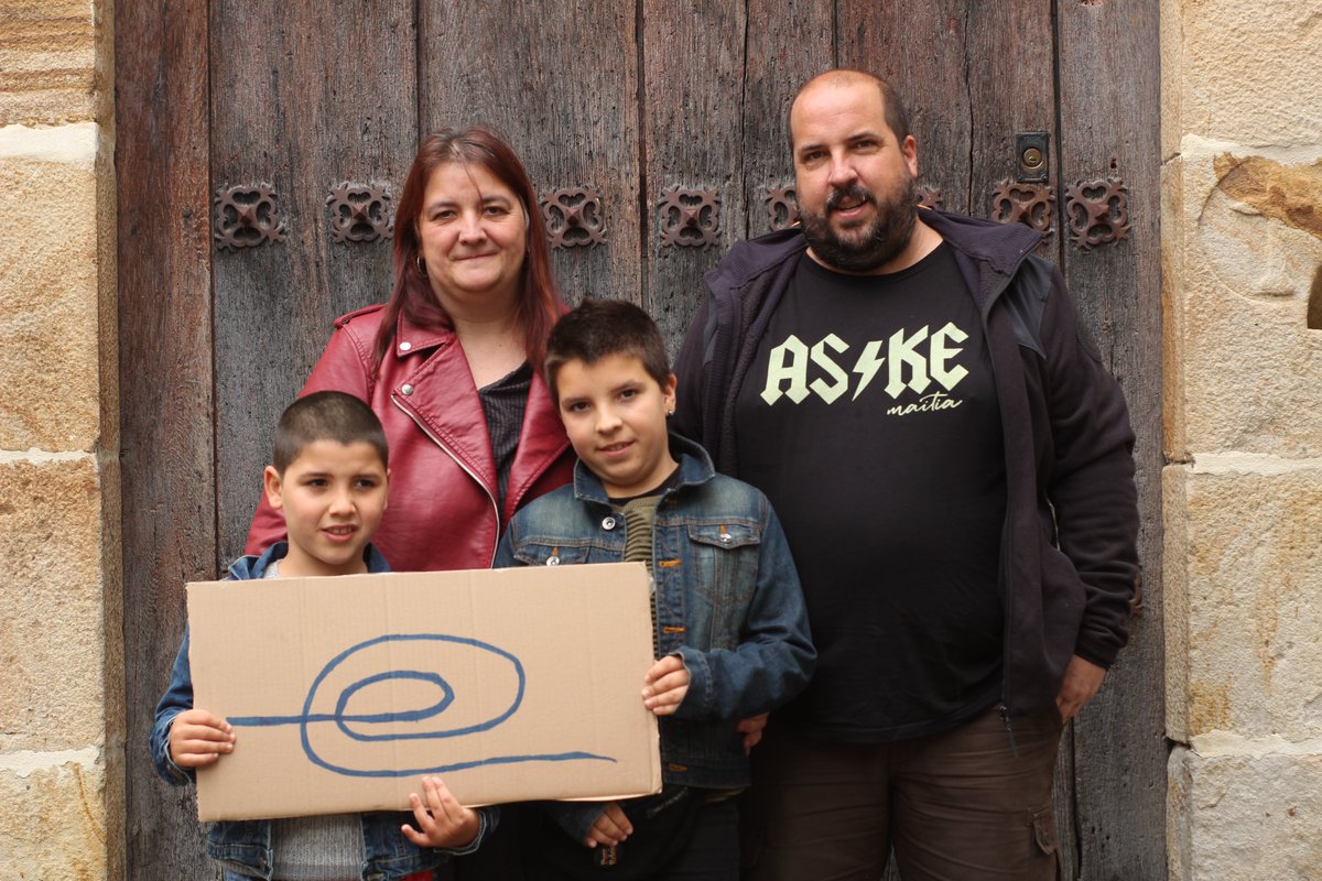 Aramaion, gure txikian, bat egin dugu @Hamaika_Gara ekimenak (@Gure_Esku-k) deitutako mobilizazioarekin. Herritarrek euren aldarriak ekarri dituzte, eta amaieran argazkia atera dugu bertan zirenekin. Eskerrik asko, Omar Grana, zure argazkiengatik
#HemenErabaki #HerritarrokErabaki