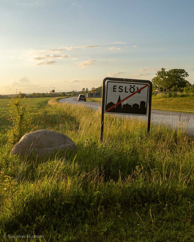 ompio's tweet image. Ännu en bild från igår kväll från stadsgränsen i nordväst där Eslövsskylten ser ut att stå en aning snett. #skylt #stadsgräns #Eslöv instagr.am/p/CBJHjk3AzC1/