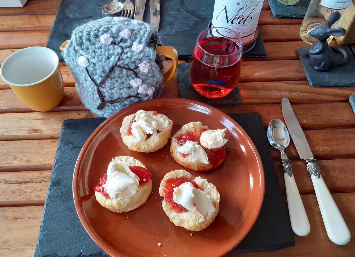 Excellent #creamtea from @clavelshaybarn tonight with #TheNedsRose wine. Beautiful #teapotcover @Tauntoncmkt @BathPlaceTA1 lovely #lobsterdesign glasses from @TheSeafood #Padstow #Cornwall #terracottadish from our favourite place in #Scotland #Glencoe #lochlevenseafoodcafe 👍✅