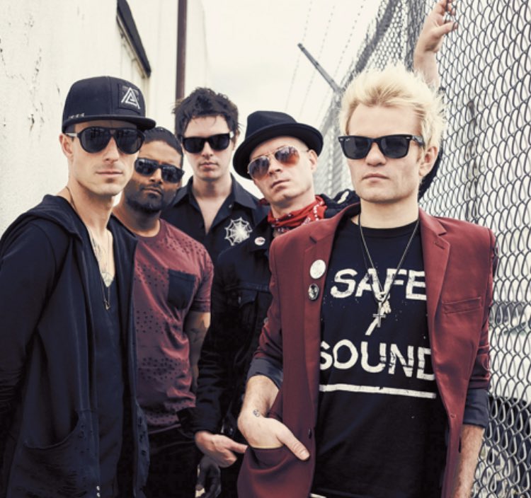 maximepelfresne's tweet photo. Sum 41 vs Seum 69 https://t.co/KOmwXKVYRk