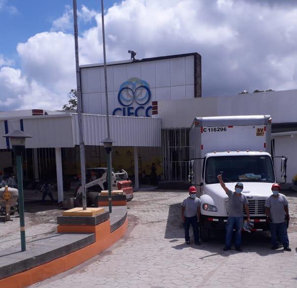 SvComca's tweet photo. Este sábado y domingo, comprometidos con nuestros clientes, hemos trabajado en colaboración con @aduanas_SV y @CEPA✈ para entregar equipos especiales que serán utilizados en el nuevo Hospital de @CIFCOSV #WeAreComca #Logistics #PartnerOfDBSchenker #ElSalvador 🇸🇻 https://t.co/kvq0eQIZ8W