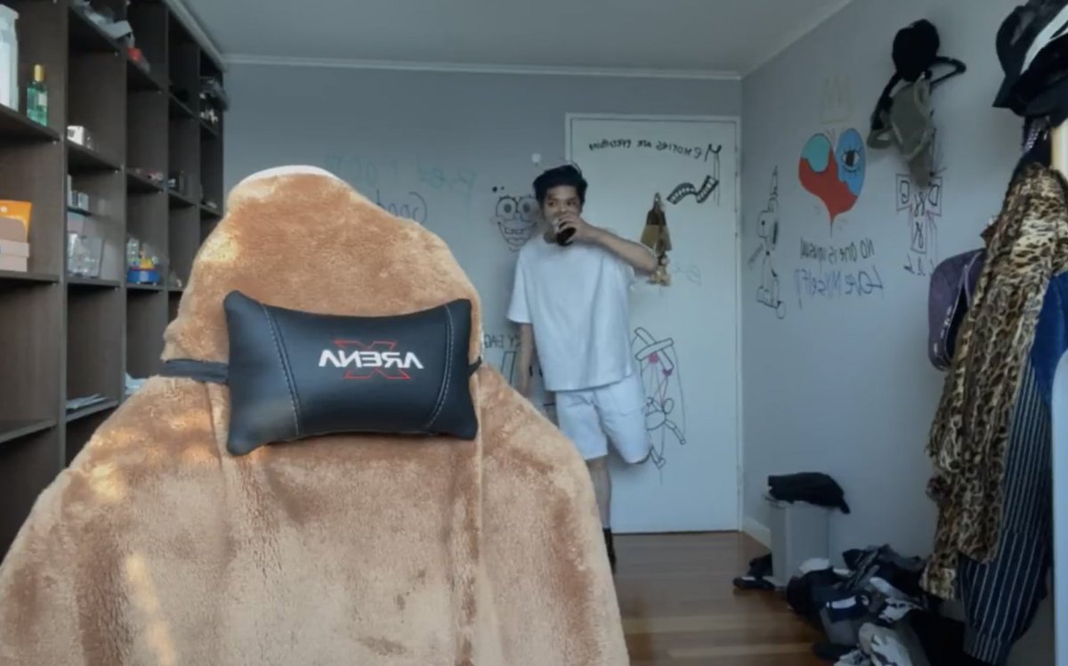 เก็บไว้เป็นแบคกราวตอนคอล zoom ให้เพื่อนถาม เค้าไม่เมื่อยหรอวะ คนในห้องมุง 55555