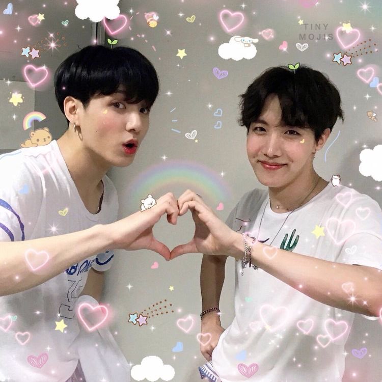 bbasic_bbitch's tweet photo. Como que ser army me encanta no se los amo uwu 🤍☁️🍒 https://t.co/zn7sNR1ipc