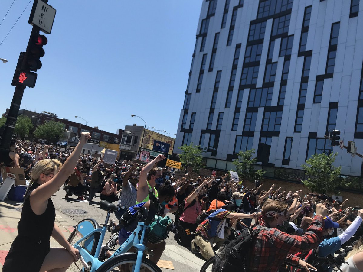 antsinthetrees's tweet photo. Nothing but love at Saturday’s March from Union Park. This is what democracy looks like. ✊
#BlackLivesMatterchicago #ActivateChi #NoJusticeNoPeace https://t.co/g6DqhzbHG6