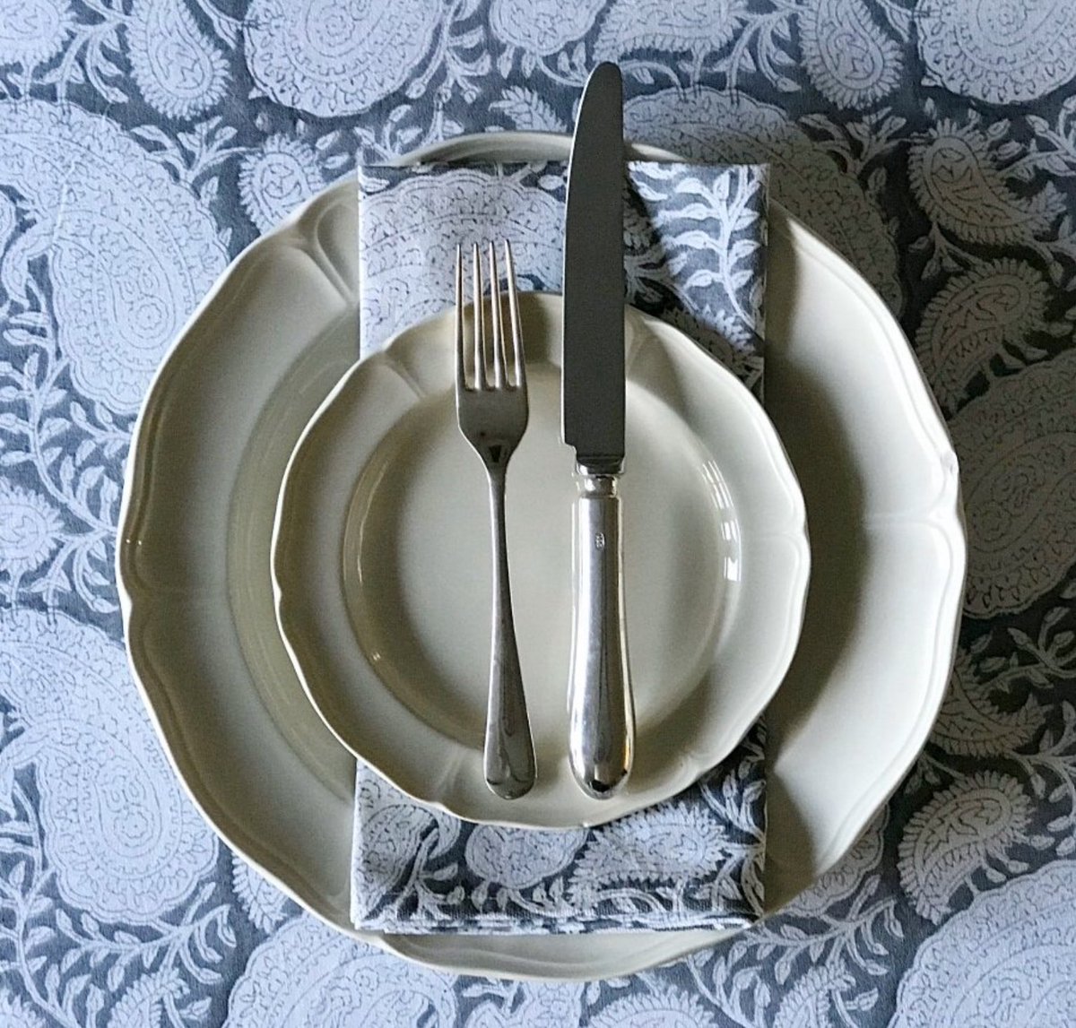 Thank you <a href="/Kat_Burroughs/">Katrina Burroughs</a> of <a href="/TheSTHome/">Sunday Times Home</a> for featuring our hand blocked Pukka Paisley table cloths (£55) shorturl.at/nANW9