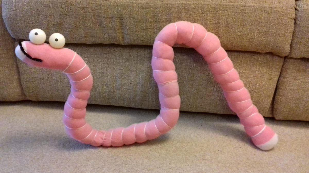 EmCox1's tweet photo. Something exciting is happening in Year 1 tomorrow! The Wizard Lizard will be leaving a trail of clues which will lead the children to finding Superworm stuck in a net to the playground fence  #TheWriteStuff #ExperienceLesson #Year1Teacher https://t.co/tZsXQcZFDu