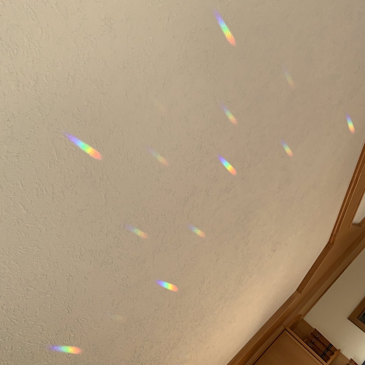 Caethan13's tweet photo. Seit unser Sohn gestorben ist, hängt bei uns ein Stern aus Holz im Fenster. 
Wenn die Sonne scheint, dann schickt er uns Regenbogen an die Decke und das gibt mir jedes Mal Hoffnung und Zuversicht. 🌈🖤👼🏻
#Sternenkind https://t.co/Do9Qb2LnKV