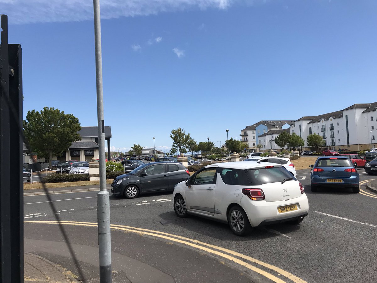 justjulieni's tweet photo. So the famished of Carrickfergus still queuing and blocking my road. The hallions also seem to be averse to taking their rubbish home with them .....#Carrickfergus #McDonalds #TryCooking https://t.co/Le04bdzlXi