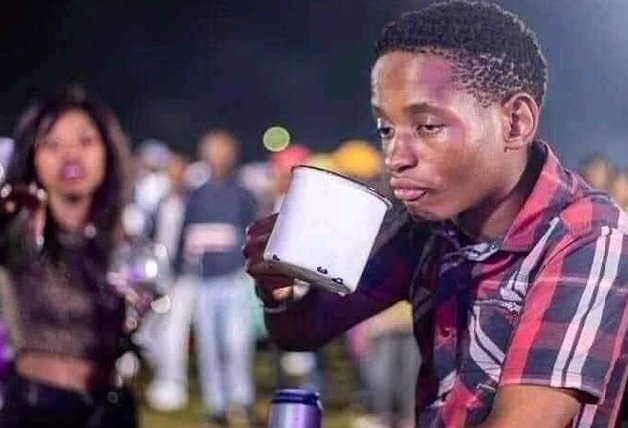 lasizwe's tweet photo. Moss is toooo calm for my liking #Uyajola99 https://t.co/OvUULKmnO7