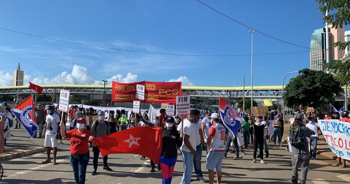 Bahia Notícias on Twitter: "Manifestantes pedem impeachment de ...