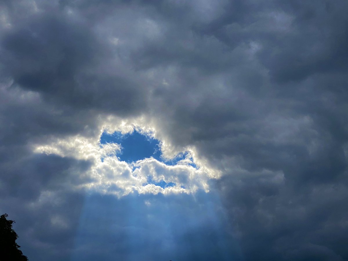 PAKruisland's tweet photo. Houd moed
Tijden kunnen donker zijn
Toch is er altijd zonneschijn
Het komt goed!
#everycloudhassilverlining #haveablessedsundayeveryone❤️ https://t.co/3cNFu2DqXP