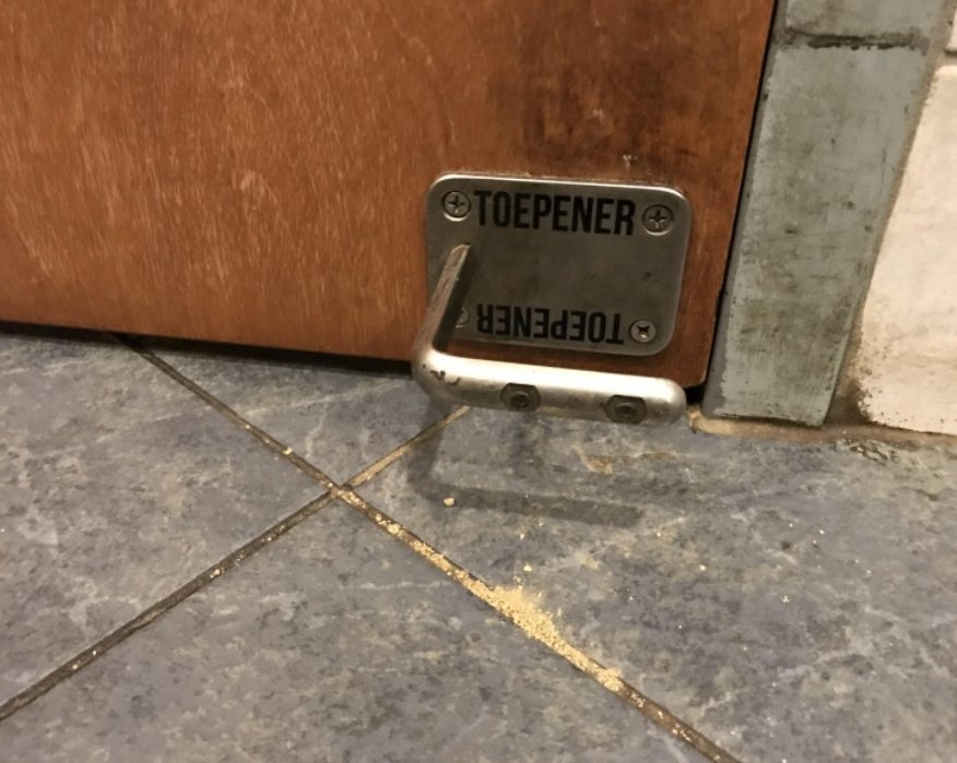 puxador de porta para os pés