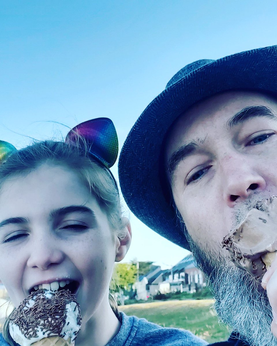 ExpressDale's tweet image. Lovely end to  a great quite peaceful weekend with miss Emma eating icecream down the beach like 2 here's me whas. 😁ready for Monday another big week for the dreamteam. 🤘💥