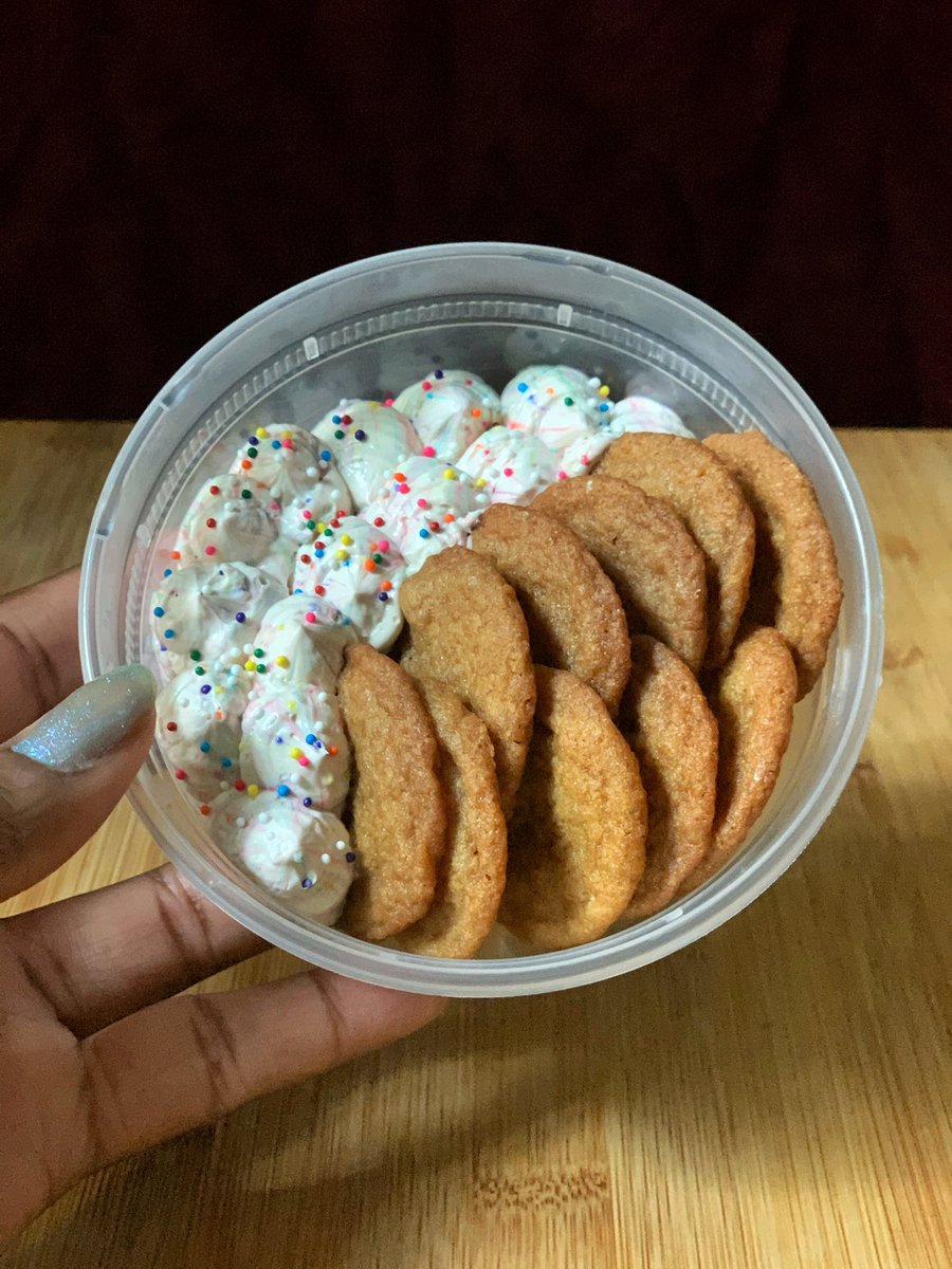 put it all together for homemade dunkaroos (or a bougie approximation of the experience)•brown sugar cinnamon graham cookies•double vanilla funfetti frosting  #humblebragdiet