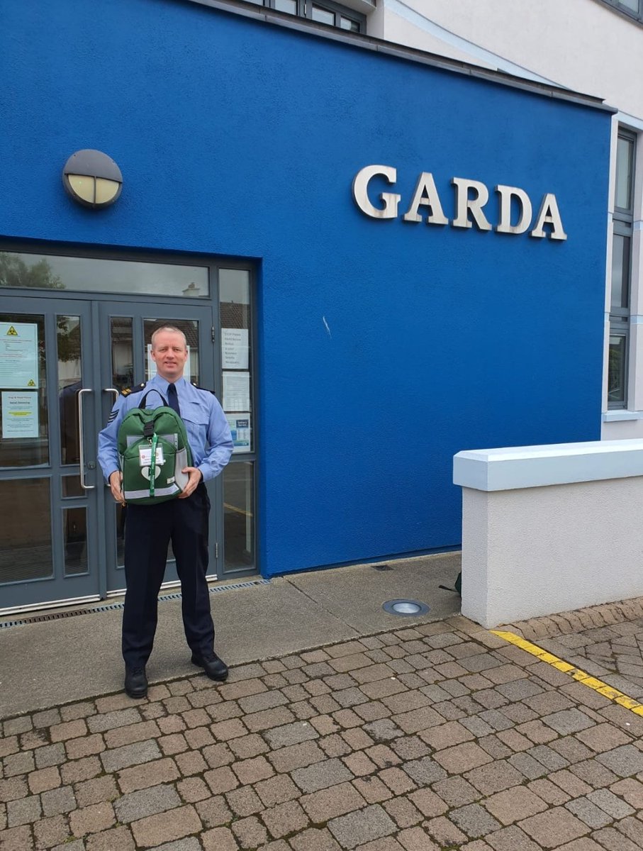 ballinacfr's tweet photo. Sgt Pat McCann @GardaTraffic #Ballina taking part in #AEDSelfieChallenge.
#BallinaGardaí challenge @AmbulanceNAS #Mayo @MayoFireService & their @gardainfo #Garda Colleagues to take part.
#GardaCFR #999Family #CFR #ChainofSurival #AED #PAD @MCallanan1 @cathal1972 @David_Menzies https://t.co/iUlb6cFdkU