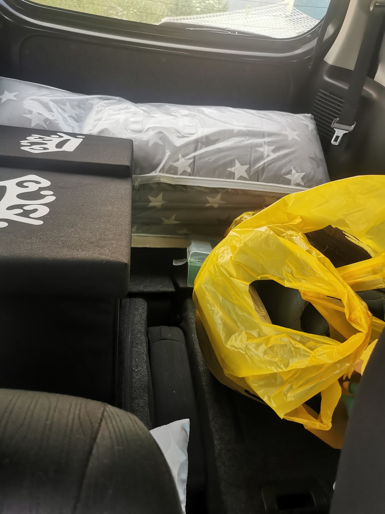 さちこ ﾈｺﾁｬﾝ 謎の四連休に向けて車を車中泊タイプに改造中 タントで良かった 三連休でカーテン自作する T Co Pxaf4dyff4 Twitter
