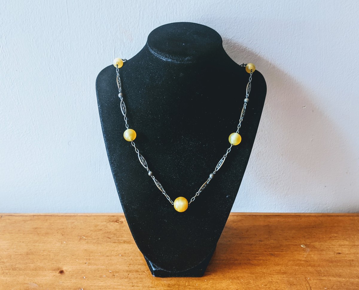 Art Deco Art Glass and Brass Link Necklace at whimsicalvintage.etsy.com I just love these lustrous beads #artdeco #artdecojewelry #artglassjewelry #yellow #longnecklace #flappernecklace #vintagejewelry #boho #whimsicalvintage #etsy #etsyshop #bohojewelry