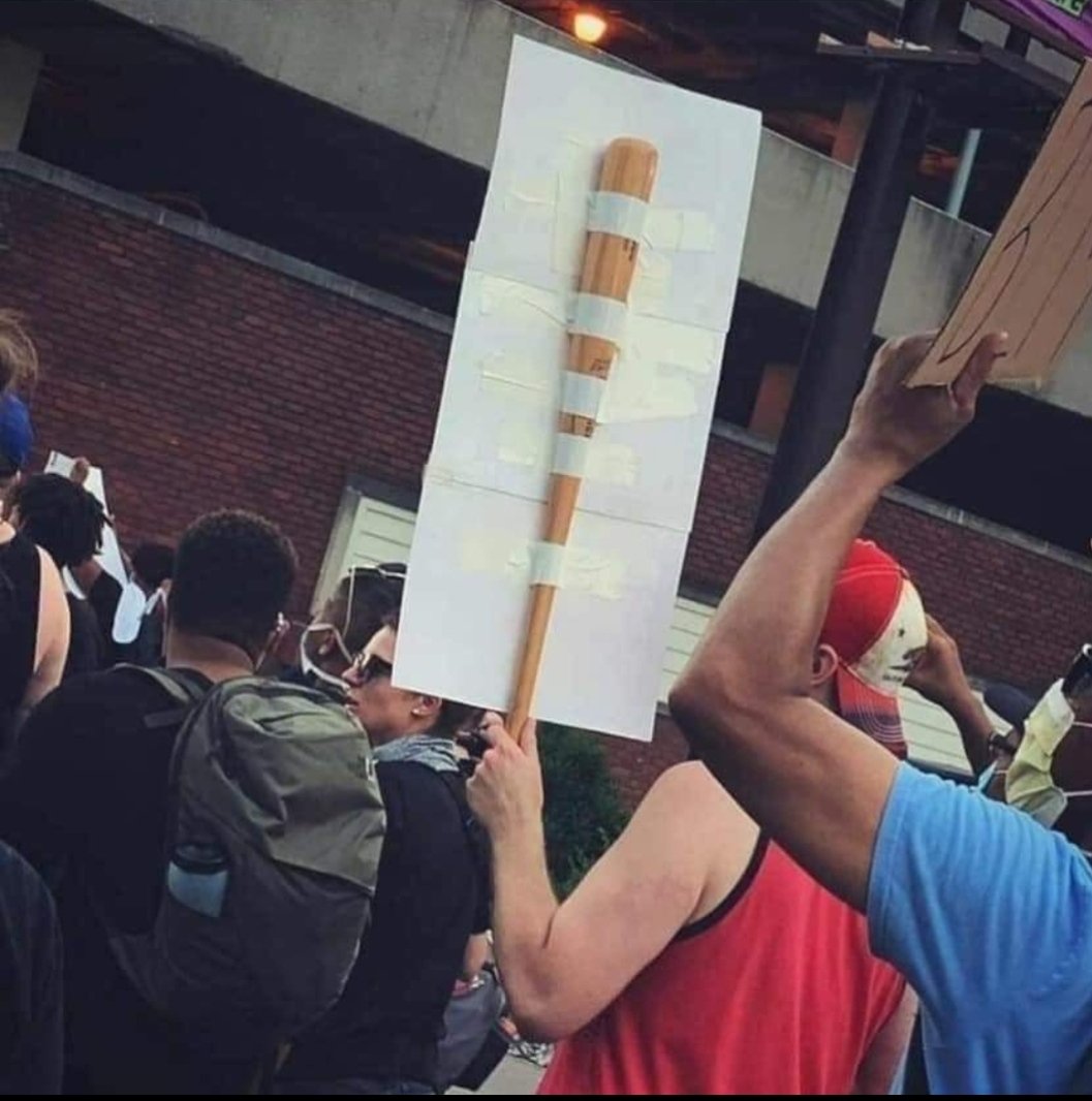 Berengario007's tweet image. Cuando no estás muy seguro si la protesta es pacífica o violenta...