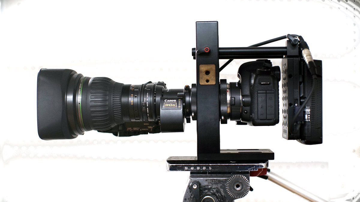 TechnicalFarm (@technicalfarm) on Twitter photo TF-B4toPL/EF*35mm full-frameを使ってENGズームレンズをCanon5Dにセッティング。レンズが長くなるのでしっかりしたレンズサポーターが必須。L型ビルドアップサポーターを使ってます。画角は2/3インチ時の約1.1倍。IRISは-4.4段。
#デカカメ #B4mount #EFmount #撮影機材 #撮影部   #canonbroadcast TF-B4toPL/EF*35mm full-frameを使ってENGズームレンズをCanon5Dにセッティング。レンズが長くなるのでしっかりしたレンズサポーターが必須。L型ビルドアップサポーターを使ってます。画角は2/3インチ時の約1.1倍。IRISは-4.4段。
#デカカメ #B4mount #EFmount #撮影機材 #撮影部   #canonbroadcast