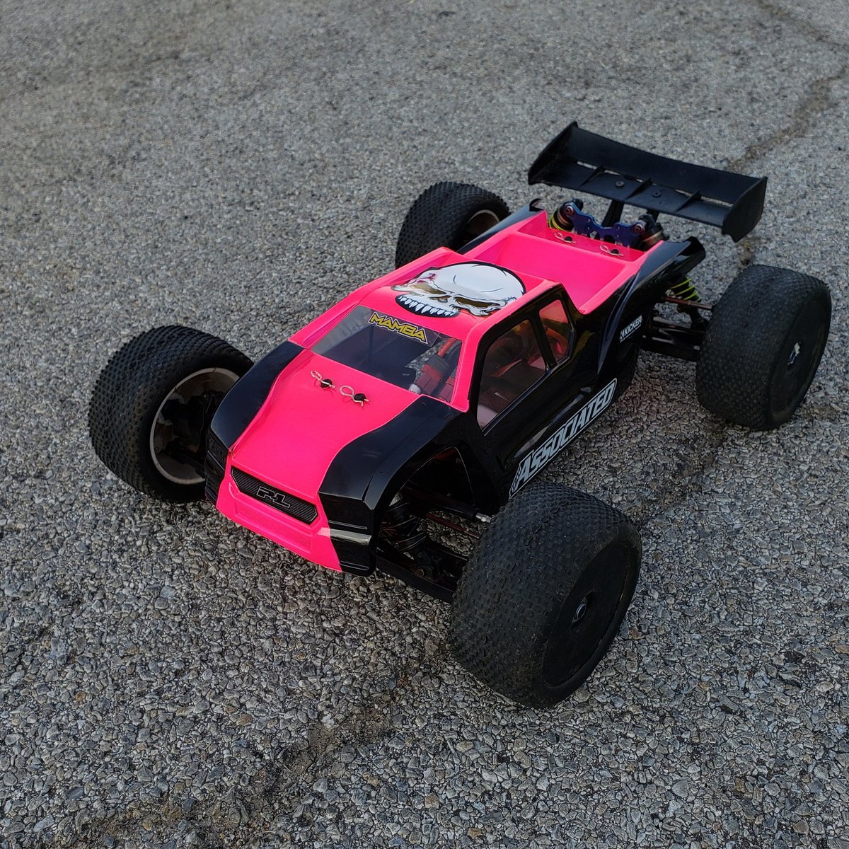 The3Daddict's tweet image. Truggy Fresh is done, and about to be hooked up to a computer and tuned, gotta get the most speed and acceleration out of this thing as I can! #rchobbies #rccars #teamassociatedrc #rc8t