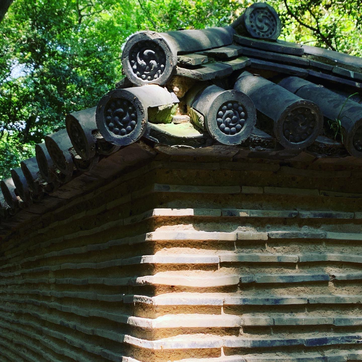 熱田神宮 公式 Atsutajingu 信長塀 永禄3年 1560 織田信長桶狭間出陣の際 神前に願文を奏して大勝したので お礼として奉納した築地塀である ご参拝の折にご覧ください 熱田神宮 信長塀 桶狭間 戦勝御礼 麒麟がくる