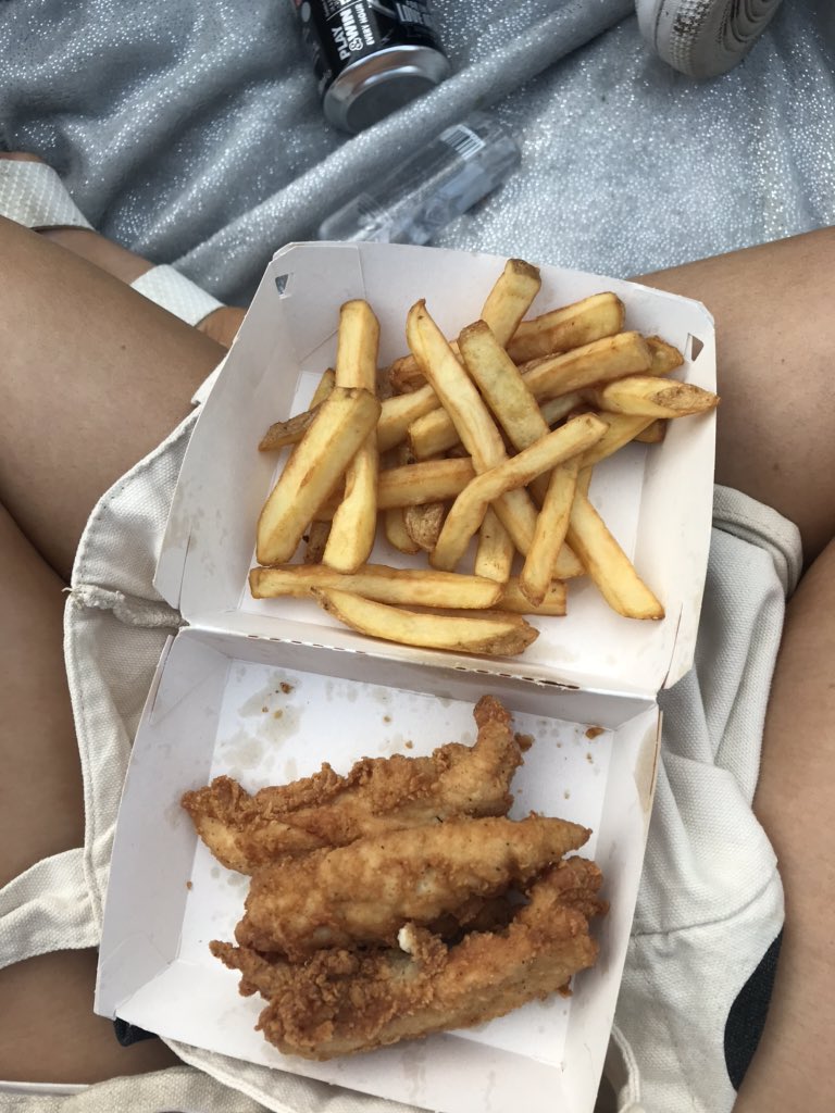 em_alexandraaaa's tweet photo. @kfc hi I recently ordered TWO portions of chips from the Mile End Lane KFC in Norwich. Am really disappointed with the portion size considering TWO portions of chips apparently equates to about 20 chips (came in two seperate bags so this is definitely the two potions together) https://t.co/yBWsJvKmyR