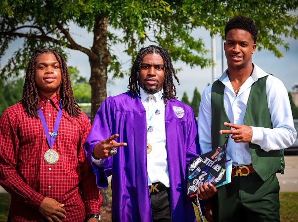 cingotbandz's tweet photo. we out gang! 💕✌🏽 #ripellie #ripcrow #ripdad #2020Grad https://t.co/5FJDlImnO1