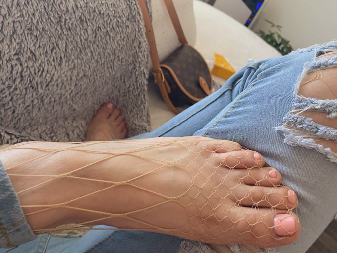 If my feet had apposable thumbs I&rsquo;d chop them off. 0.0 https://t.co/tfAdMZLCE3