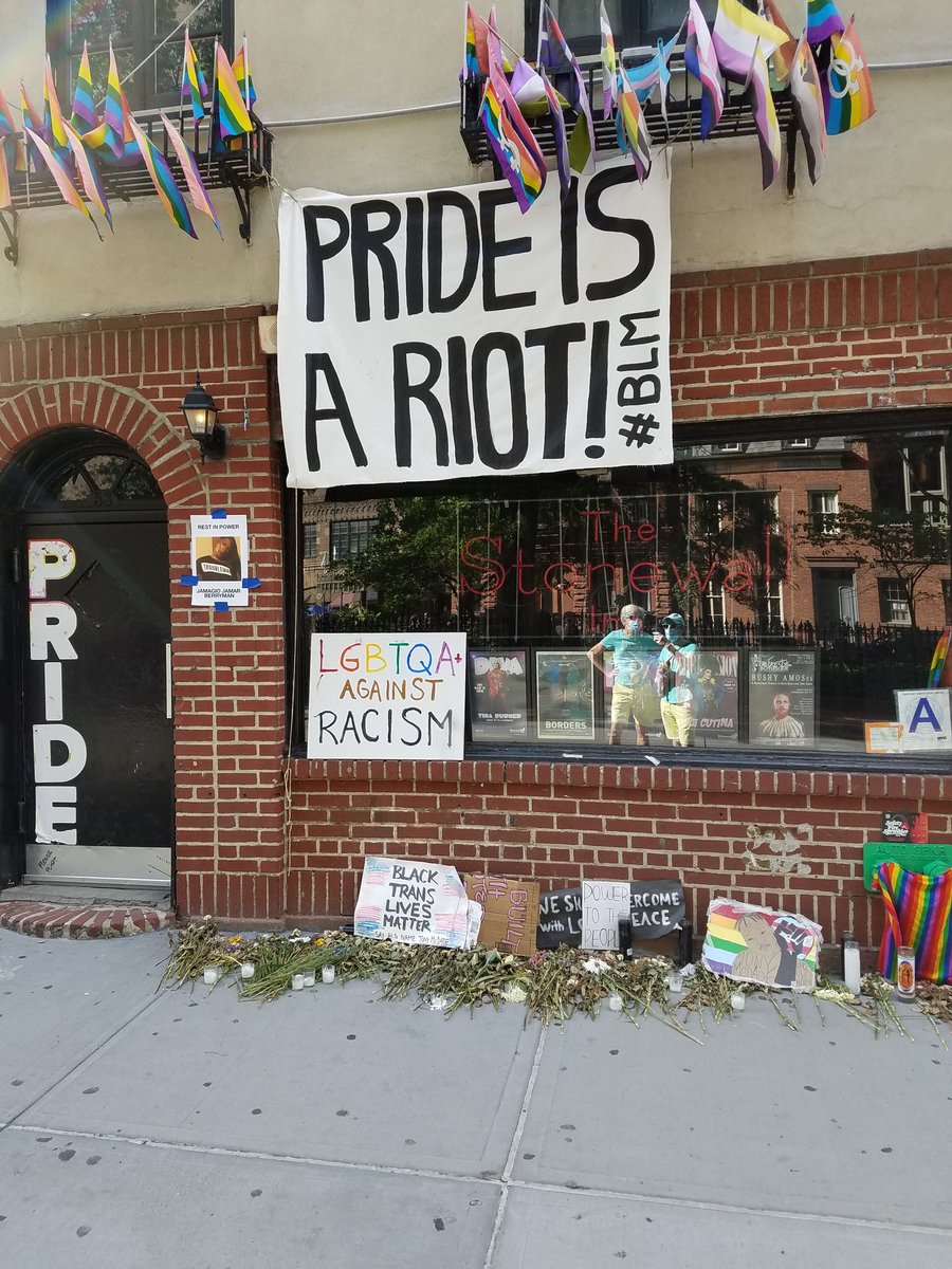 morethanmySLE's tweet photo. Stonewall Inn in Manhattan, NY supporting #LGBTQIA rights and #BlackLivesMattter in solidarity. https://t.co/QYQK9iIiaP