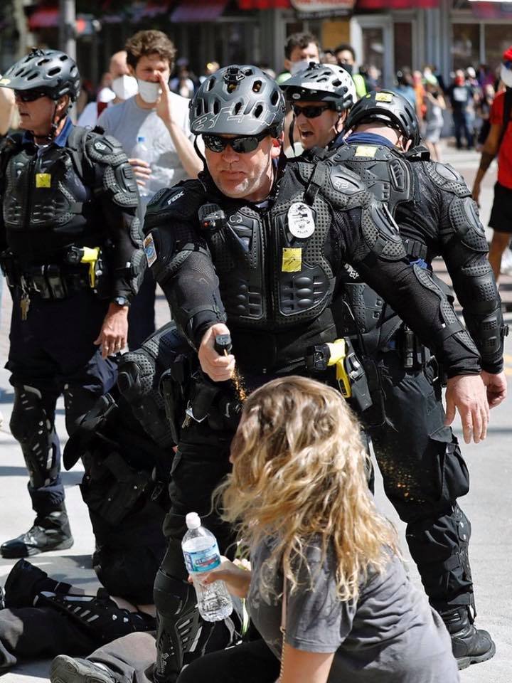 #Ohio
Un policía roció a una mujer que ayudaba a otros protestantes pacíficos que también habían sido rociados de gas pimienta.
(Foto tomada del artículo relacionado en The Atlantic, al respecto)

#VidasNegrasImportam 
#BlackLivesMetters
#PLOMO19