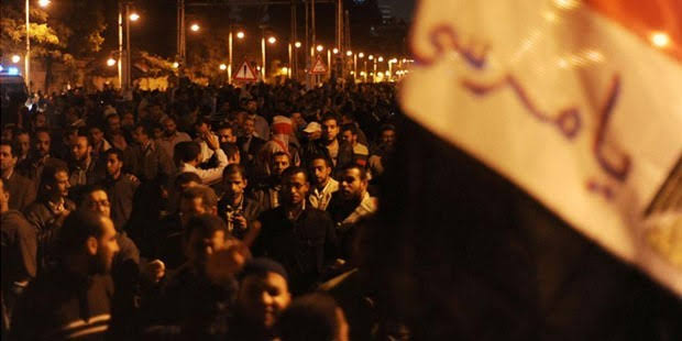 Kahire karışmış, kışlalardan çıkıp haftere gönderilecek tankların önüne halk yatıp, Türkiye ve UMH onurumuzdur, diye sloganlar atıyorlarmış, 
Sisi defol sloganları yükselmeye başlamış....
Rabbim içimizden geçeni sen biliyorsun....