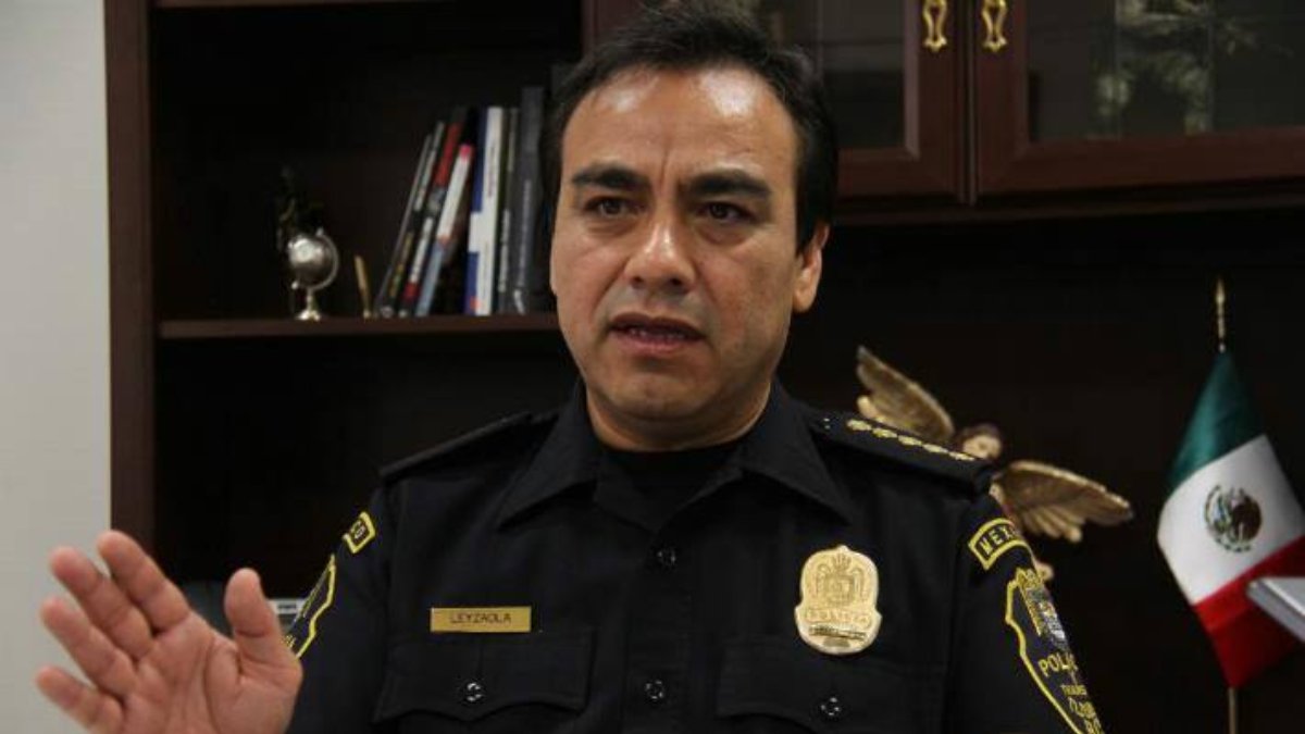 This is Julián Leyzaola, he was  #Tijuana's chief of police several years ago during one of the city's worst periods of violence. During his administration, he managed to lower crime and the city went through a period of relative calm. 1/16