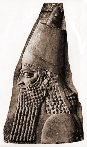 In reference to the maurs of egypt possibly being the high priest of the sumerian anu as some theorize, the royal fez also shows up here as well as melanin rich skin .