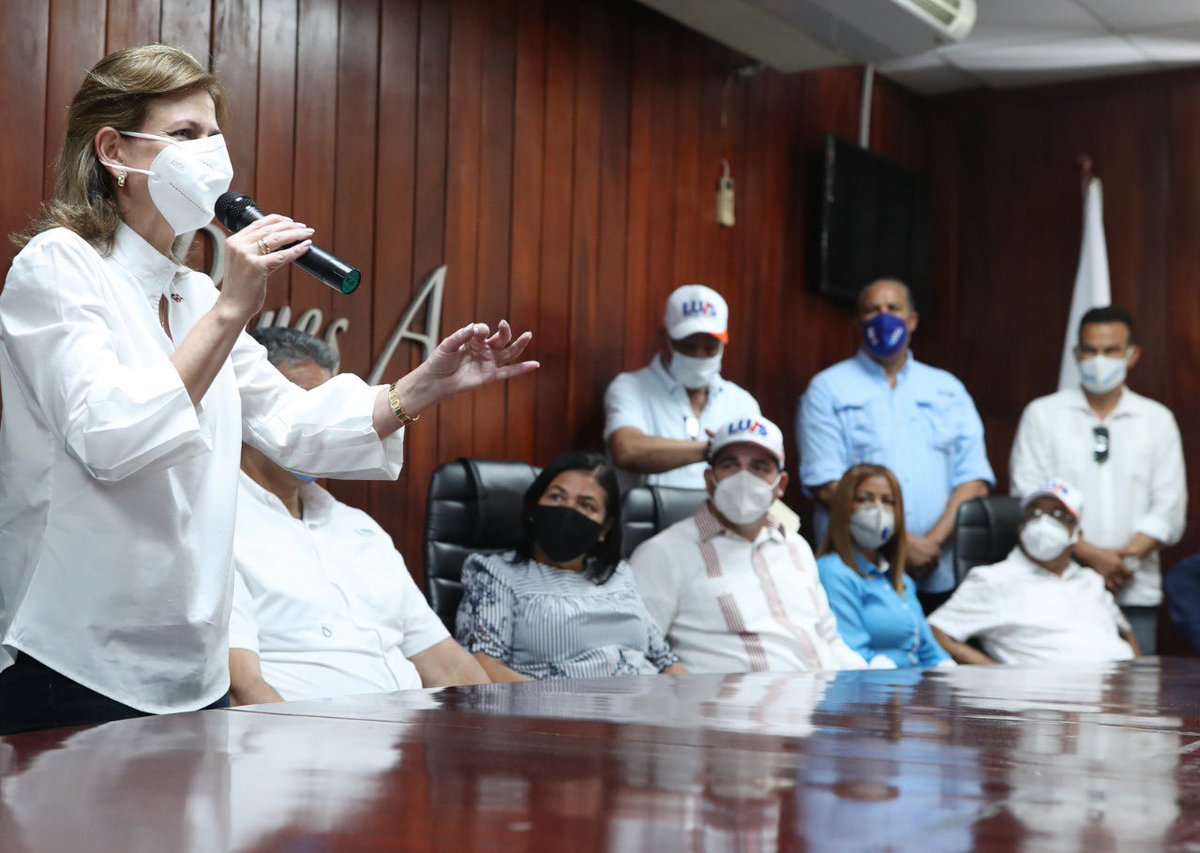 Hay quienes dicen que a <a href="/luisabinader/">Luis Abinader</a> y a mí nos falta tigueraje. ¡Yo les digo que lo que nos sobra es fé, honradez y coraje!

Les doy mi palabra, con decencia encabezaremos a partir del 16 de agosto el cambio que nuestro país merece. #RaquelVice

📍Palacio Municipal de Mao.