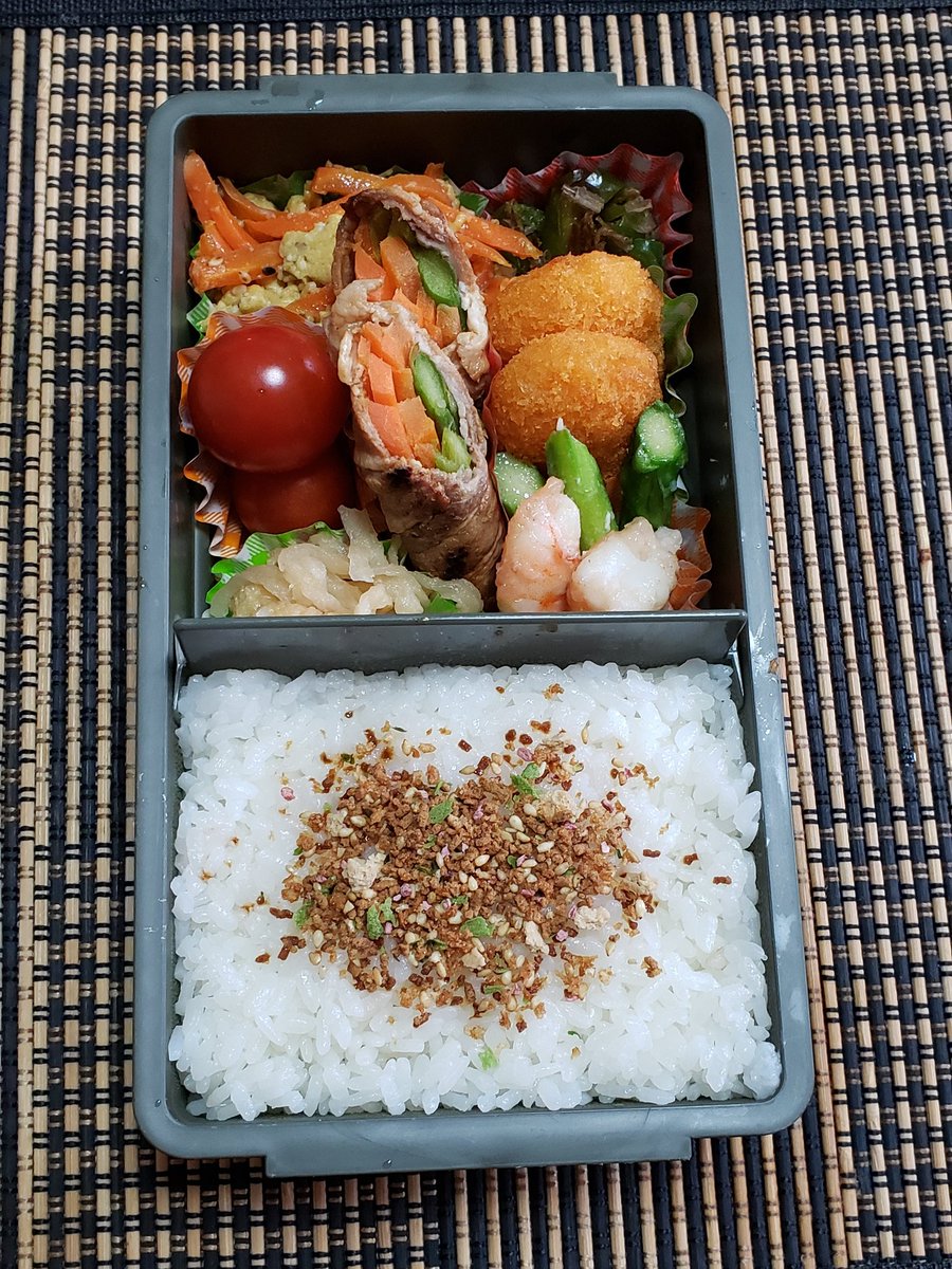 皐月新汰 黒い砂漠モバイル On Twitter 久し振りのお弁当 昨日の作りおき アスパラと人参の豚肉巻き 冷凍保存 めんたいコロッケ 冷凍食品 プチトマト 全部手作りだとバリエーション少なくなっちゃうので 肩の力を抜いて 手を抜いてと言う 冷凍食品もガンガン使って