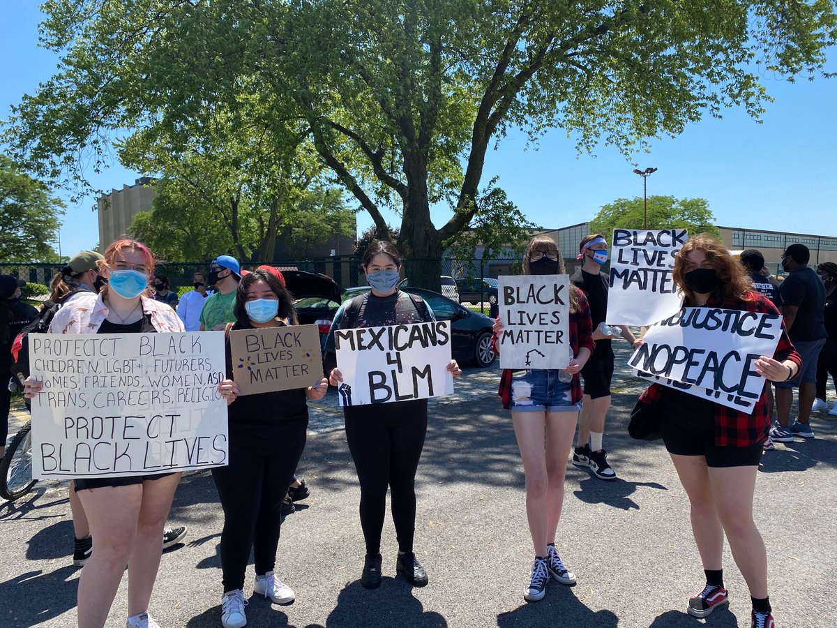 leydenpride212's tweet photo. Leyden students, alumni, community members, and District 212 leaders marched today in support of the movement for a more equitable and just world. Thanks to everyone who participated. Our students are the change. Our students are the future! We stand together as 1! #leydenpride https://t.co/nS7f70TF3Q