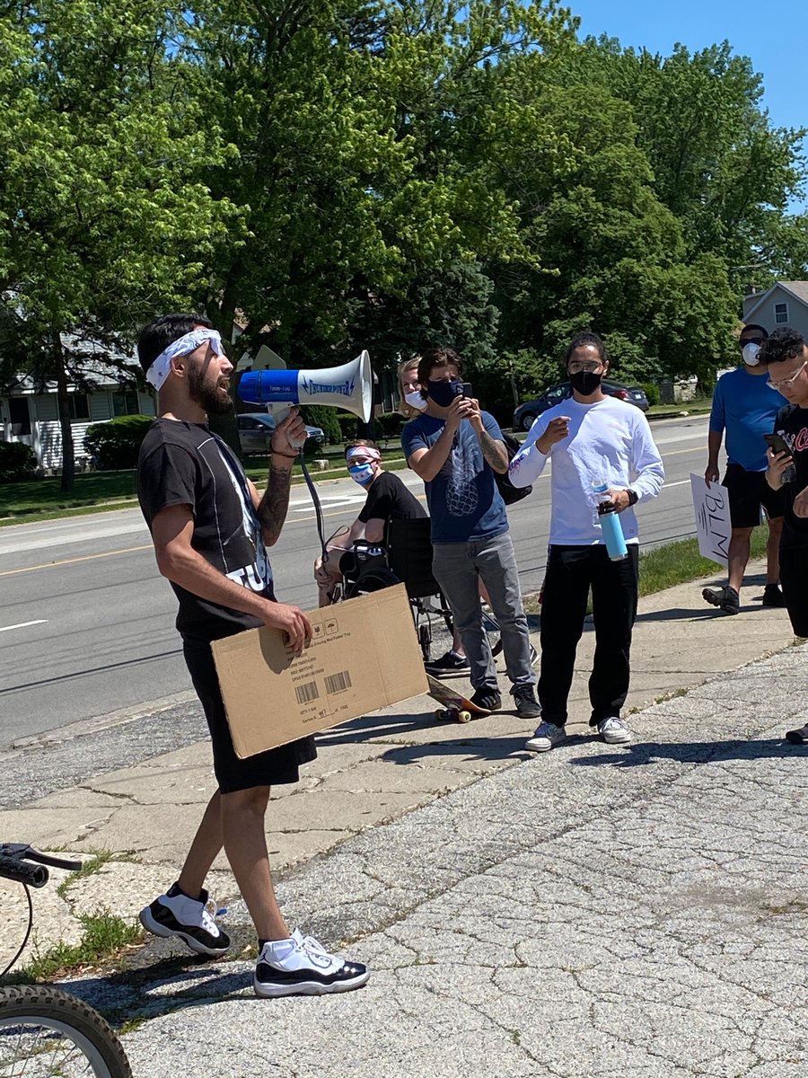 leydenpride212's tweet photo. Leyden students, alumni, community members, and District 212 leaders marched today in support of the movement for a more equitable and just world. Thanks to everyone who participated. Our students are the change. Our students are the future! We stand together as 1! #leydenpride https://t.co/nS7f70TF3Q