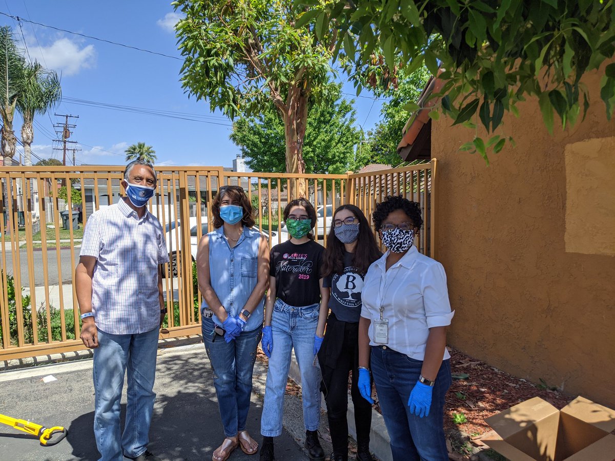 allurbaser's tweet photo. At the @jaincenter in Buena Park with #buenaparksd @miramontes_dr @YvetteCantu14 Mrs Centeno &amp; @mimiboocube .  Supporting &amp; feeding Buena Park Families! #careforcommunity https://t.co/F0rWBGroAd