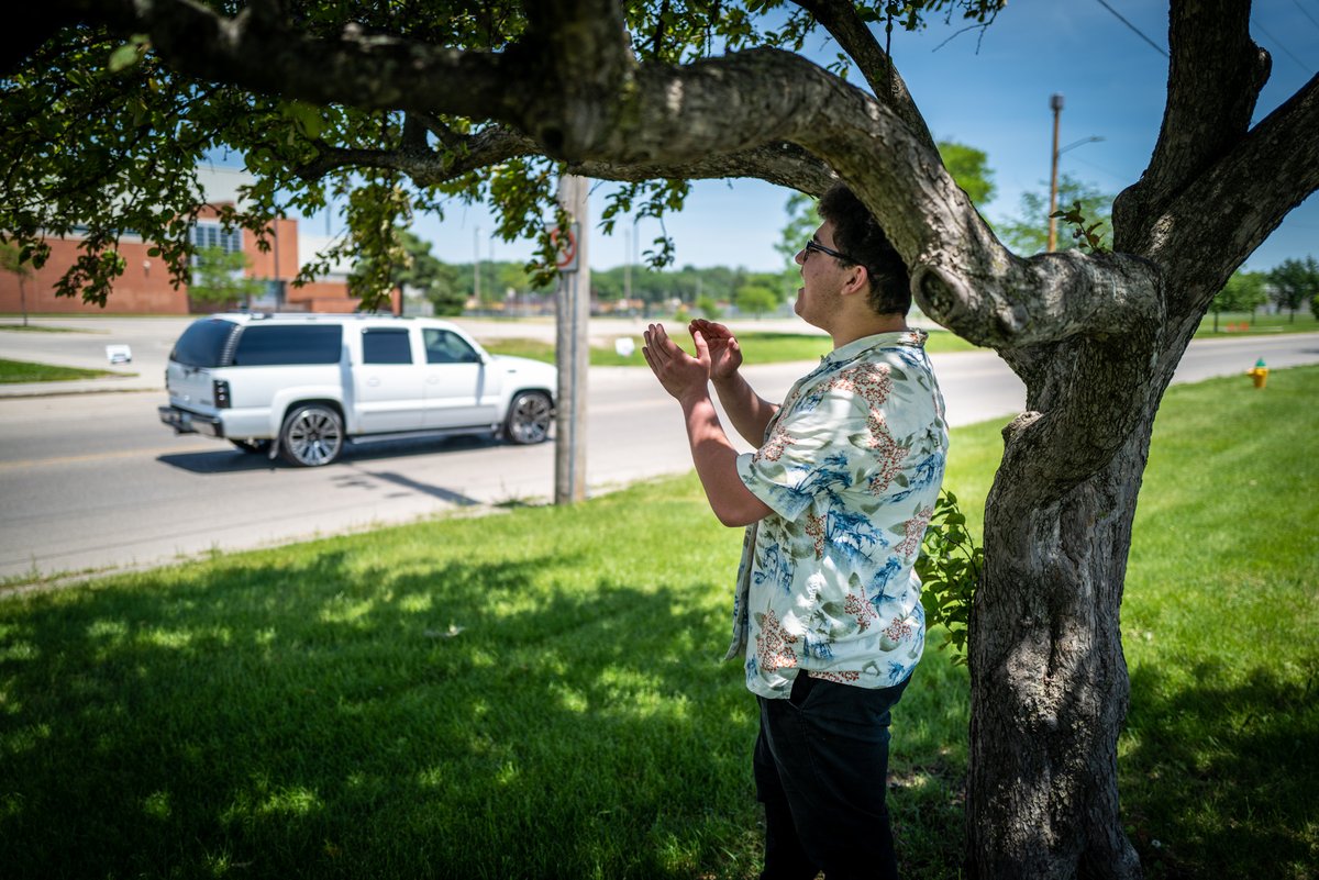 DMschools's tweet photo. Braeden is a member of the Class of 2021 at @DM_North. He spent most of today across the street from school, cheering and applauding each member of the #Classof2020 as they arrived for today's graduation. The world needs more Braedens. https://t.co/CCkAUyzvss