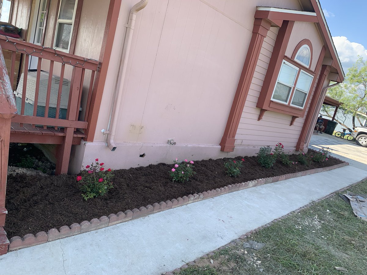 dandrewpena's tweet image. 🚨 I am super proud of how this project turned out! Here is a before/After. The owners were looking for a flower bed to bring a new look to the house. It looks 1000x better! The owners were blown away with the new look. They love it!! 🚨#ProudWorker #HappyOwners #GetYoursDoneNext