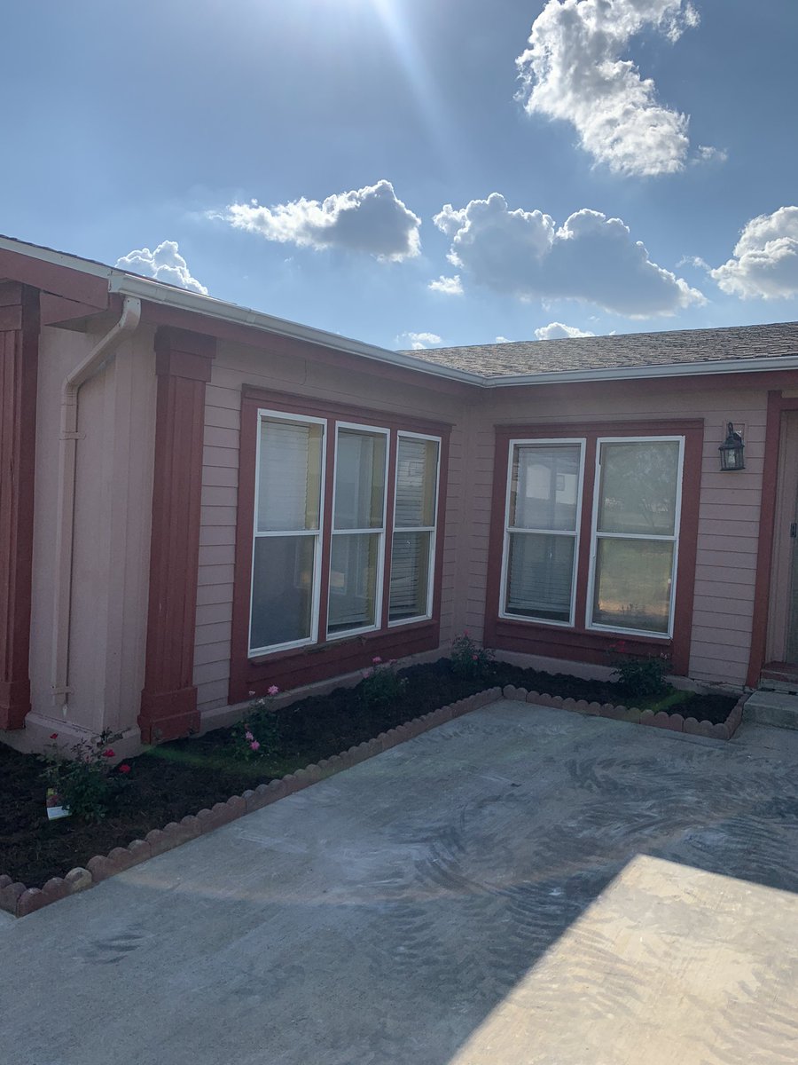 dandrewpena's tweet image. 🚨 I am super proud of how this project turned out! Here is a before/After. The owners were looking for a flower bed to bring a new look to the house. It looks 1000x better! The owners were blown away with the new look. They love it!! 🚨#ProudWorker #HappyOwners #GetYoursDoneNext