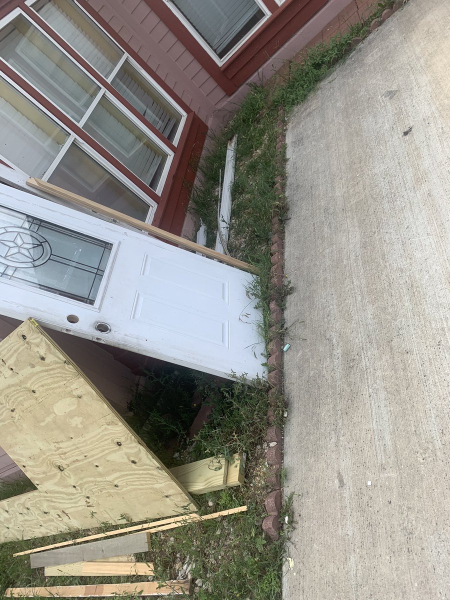 dandrewpena's tweet image. 🚨 I am super proud of how this project turned out! Here is a before/After. The owners were looking for a flower bed to bring a new look to the house. It looks 1000x better! The owners were blown away with the new look. They love it!! 🚨#ProudWorker #HappyOwners #GetYoursDoneNext