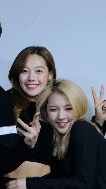 picsowoo's tweet photo. this is so cute 😔 https://t.co/2R5BiNUwyx