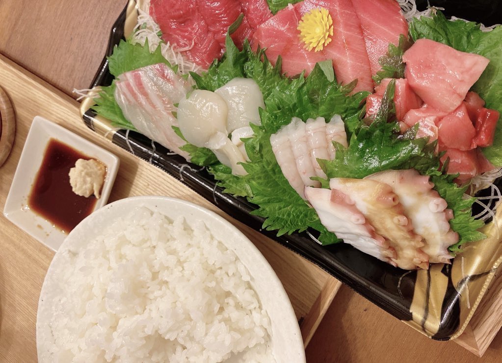 mochmoch181's tweet photo. まりも製薬株式会社様より《@marimo3351 》

山わさびの粉をいただいたので、お刺身を調達して手巻き寿司にして食べてみました👨‍👩‍👧🏠🐟

粉末と水を混ぜるだけで、すぐに山わさびが完成し、ツーンっとする本格的な香りが楽しめます！辛いかな？っと思いましたが食べるととてもマイルドで美味しいです🍃 https://t.co/vhHFxQRdnf