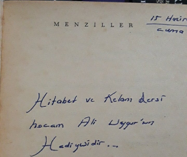 Kitaplara meylim olduğunu farkeden hocamın lisede bana verdiği hediyesi
20 yil geçmiş üzerinden .o zamanlar anlayamadigim bu şiirleri bu güzel yürekli müslüman kalbi artik cok seviyorm