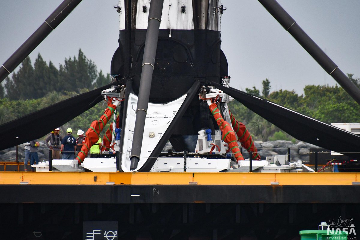 julia_bergeron's tweet photo. Suprise! The new Octagrabber is definately on JRTI and holding B1049.5 firmly. It seems that Octa 1.0 received upgrades and some fresh paint to match the new booster holding superpowers of 2.0
#SpaceXFleet #SpaceX #Octagrabber https://t.co/hrLsxAoxRT