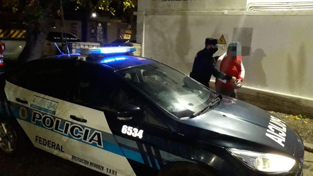 PFAOficial's tweet image. #Mendoza | 🚔Durante recorridos preventivos, identificamos a dos hombres a bordo de una camioneta estacionada. Al no contar con el #CUHC📄, requisamos el vehículo, donde hallamos gran cantidad de marihuana lista para la venta. ⛓️Ambos fueron detenidos. #PolicíaSeguridadDeEstado