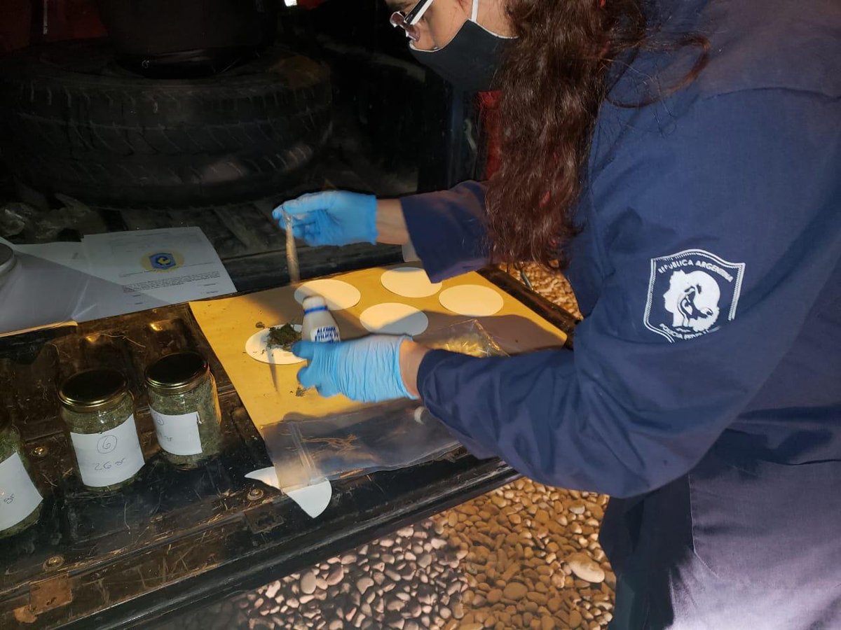 PFAOficial's tweet image. #Mendoza | 🚔Durante recorridos preventivos, identificamos a dos hombres a bordo de una camioneta estacionada. Al no contar con el #CUHC📄, requisamos el vehículo, donde hallamos gran cantidad de marihuana lista para la venta. ⛓️Ambos fueron detenidos. #PolicíaSeguridadDeEstado